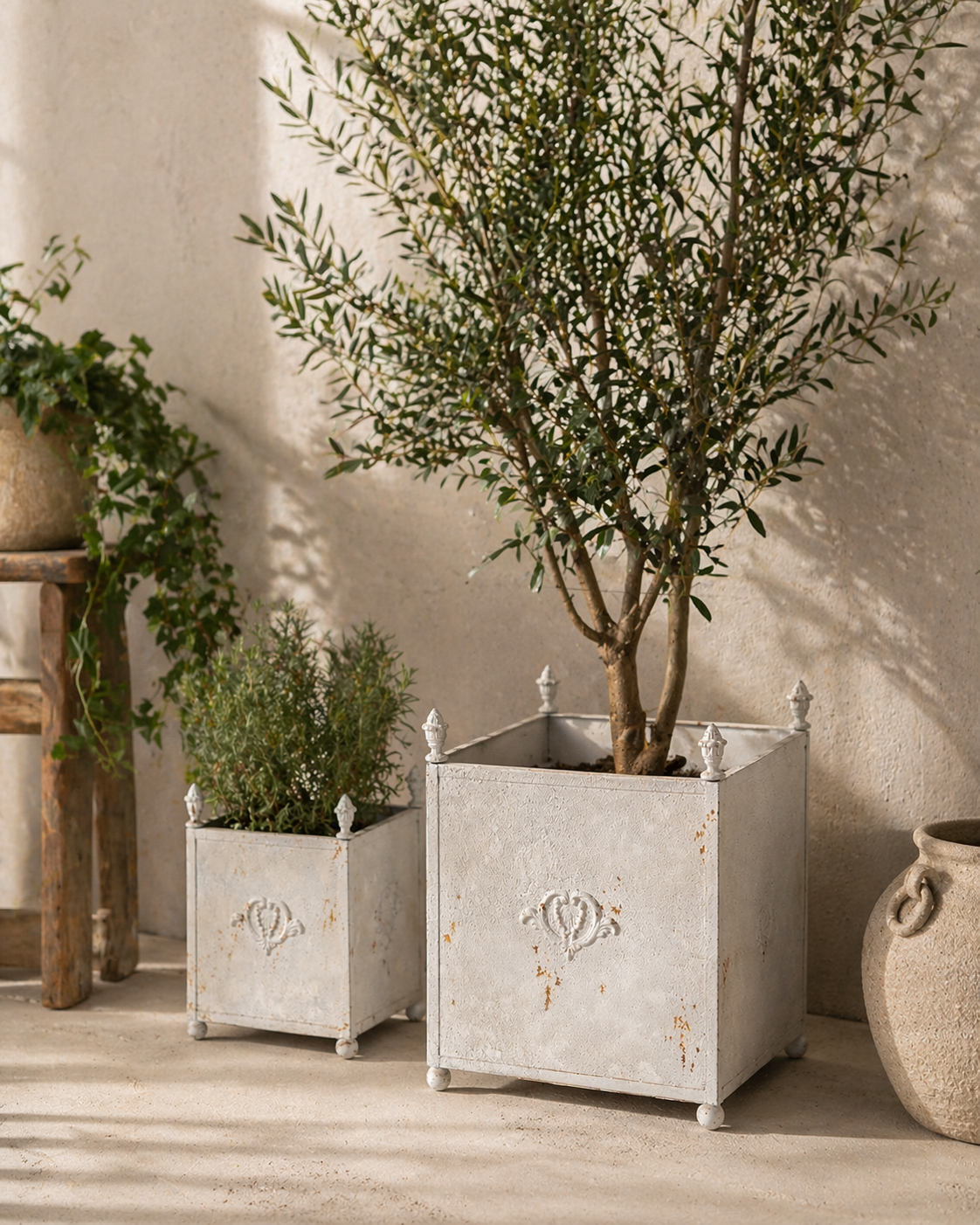 Set 2 vasi in ferro bianco anticato h 51x42x42 / h 32x32x32 cm