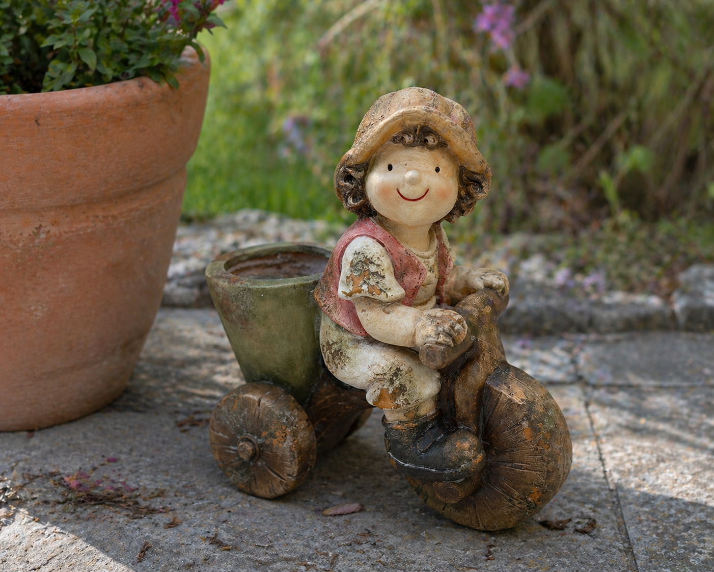 Figura natalizia in resina di bimbo con bicicletta