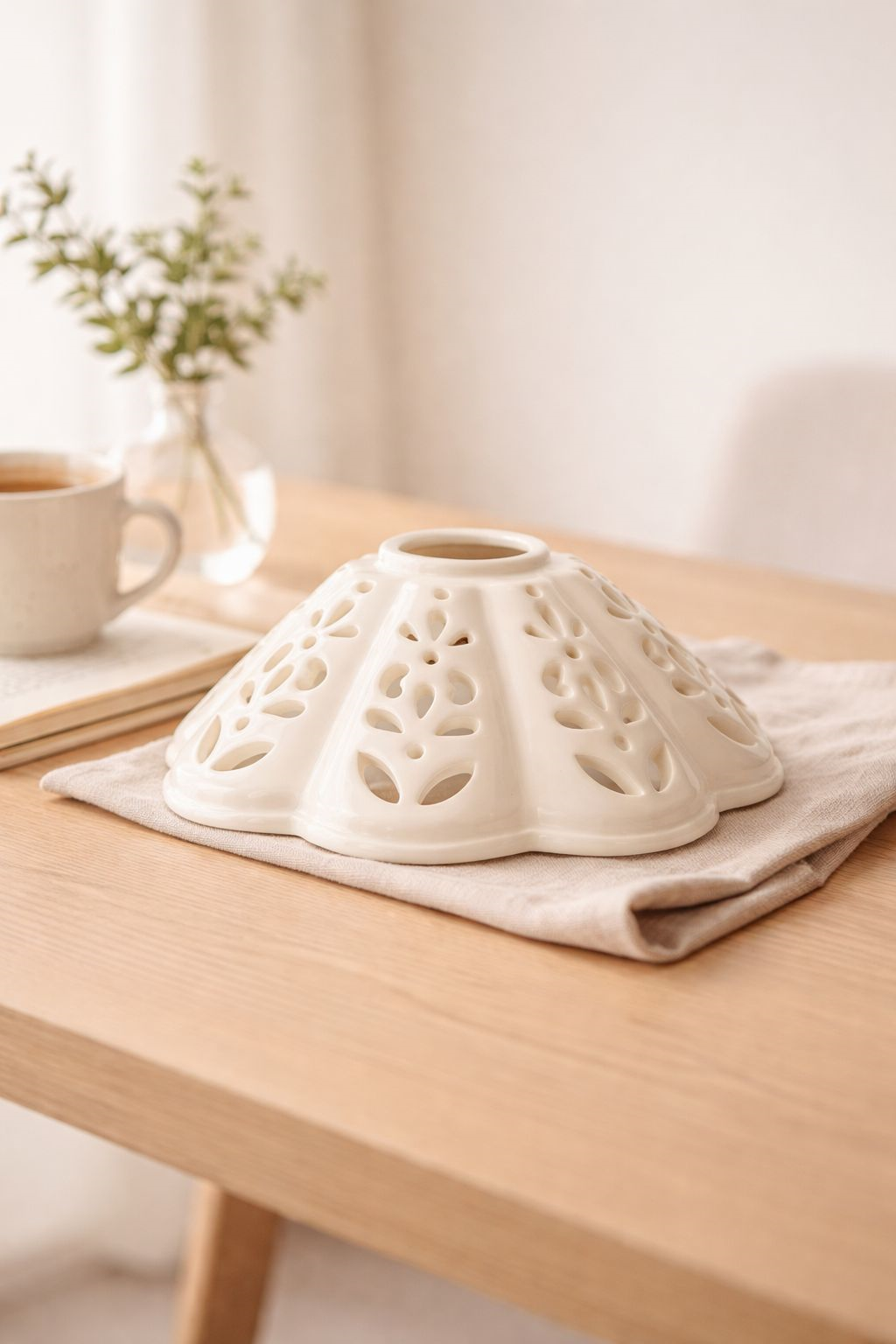 Paralume traforato in ceramica bianca stile raffinato