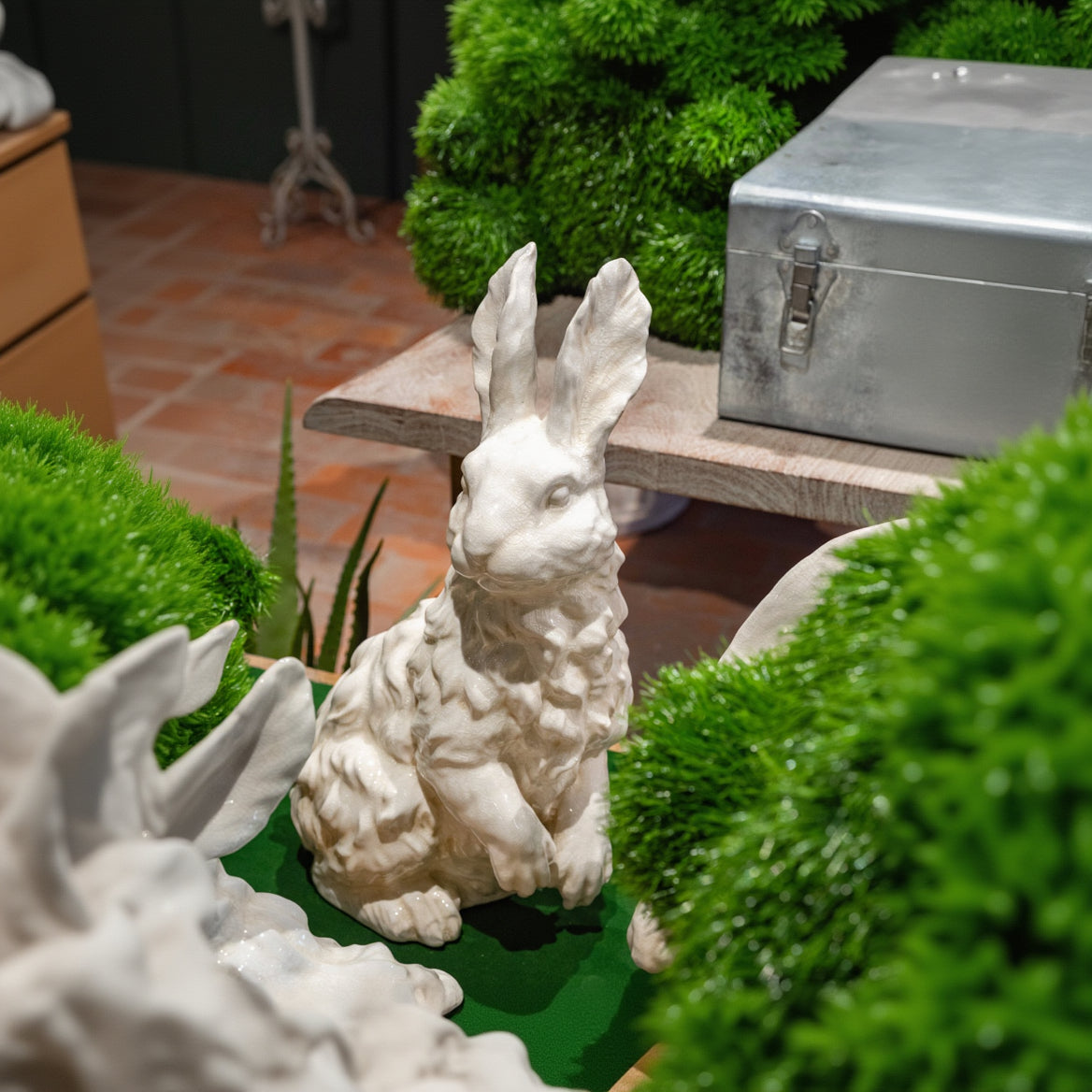 Coniglio decorativo bianco in ceramica h 34 x 25 x 16 cm