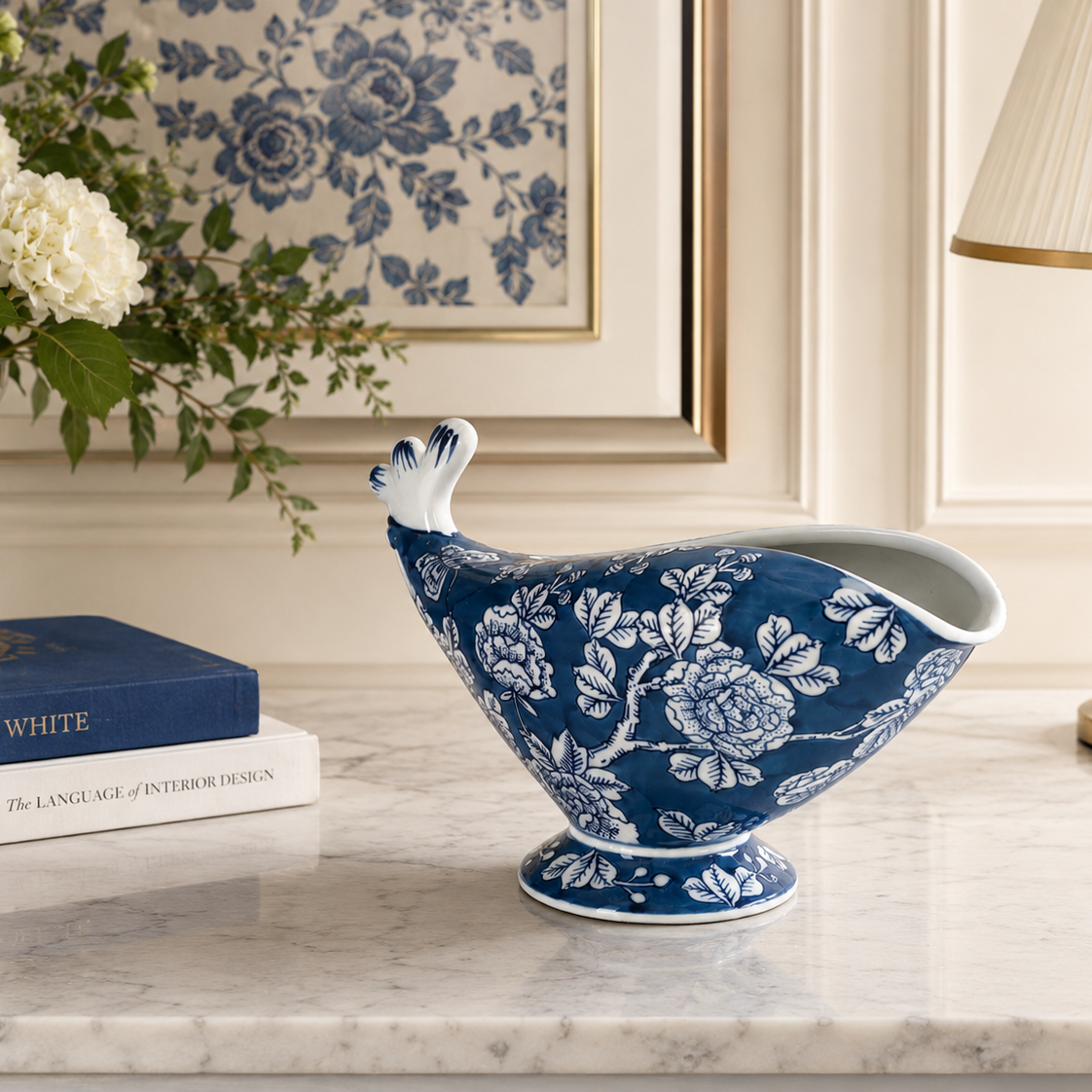 Vaso gallina stilizzato in ceramica blu e bianco h 15x26 cm