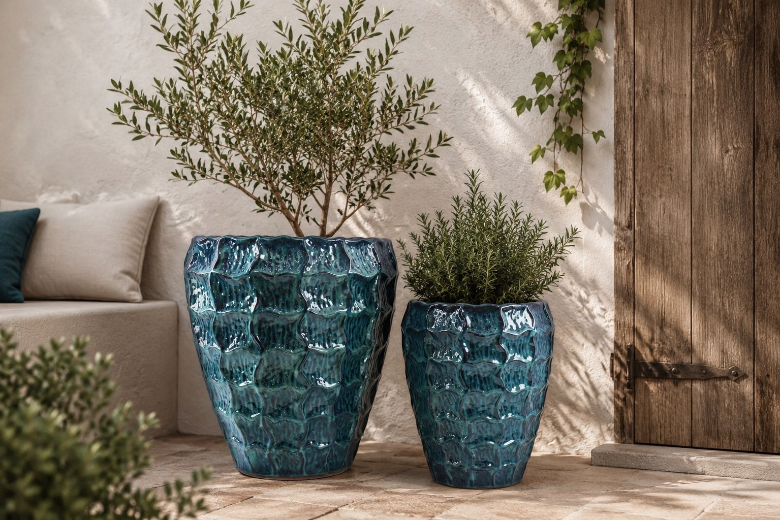 Set 2 vasi bugnati blu in terracotta Ø 48 x 53 h cm