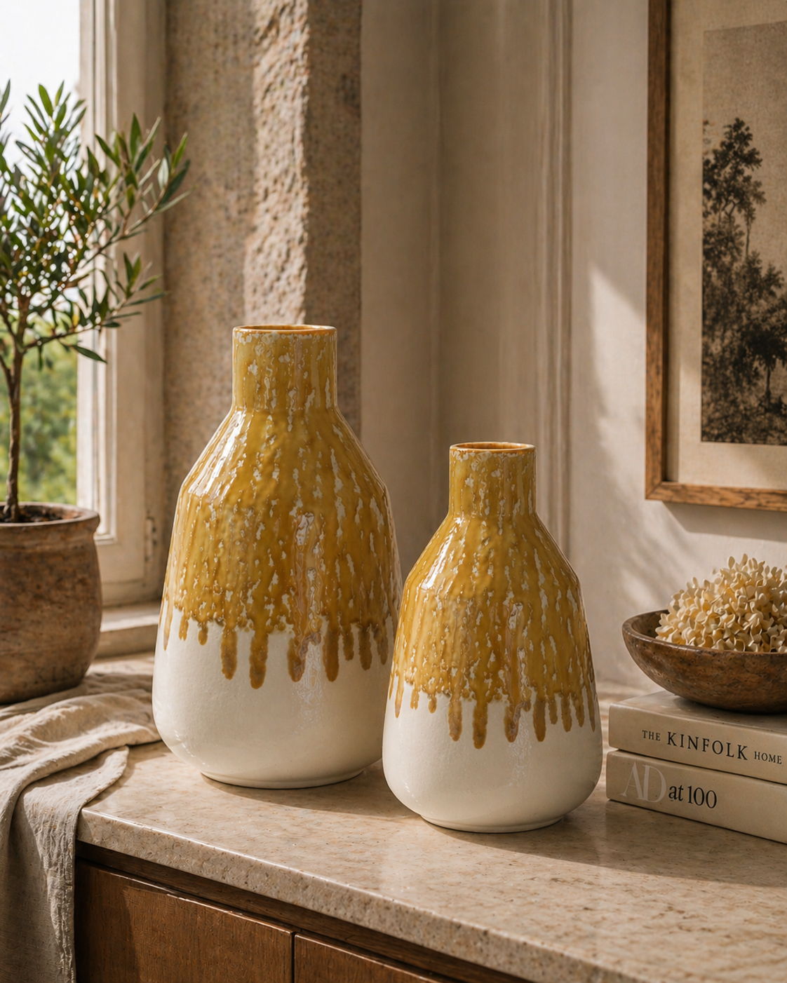 Anfora ocra e bianco in ceramica d 20 h 35 cm